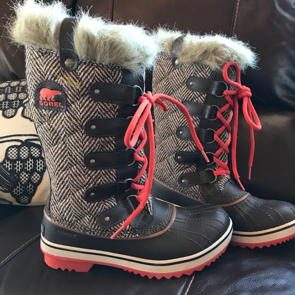 Sorel ladies boots . Size 7 . New without box.